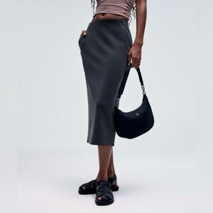 Lululemon sz 6 Softstreme High-Rise Midi Skirt
Black, new without tags